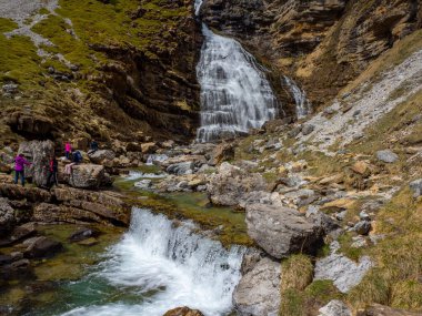 Ordesa Ulusal Parkı 'ndaki Soaso Sirki' nde ve Huesca Eyaleti 'ndeki Monteperdido' da bulunan at kuyruklu şelalenin.