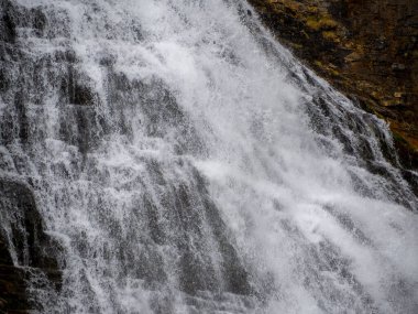 Ordesa Ulusal Parkı 'ndaki Soaso Sirki' nde ve Huesca Eyaleti 'ndeki Monteperdido' da bulunan at kuyruklu şelalenin.