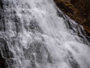 Ordesa Ulusal Parkı 'ndaki Soaso Sirki' nde ve Huesca Eyaleti 'ndeki Monteperdido' da bulunan at kuyruklu şelalenin.