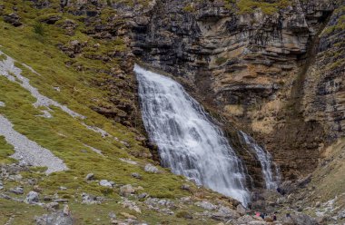 Ordesa Ulusal Parkı 'ndaki Soaso Sirki' nde ve Huesca Eyaleti 'ndeki Monteperdido' da bulunan at kuyruklu şelalenin.