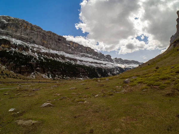 オルデサ国立公園に位置しポニーテールのある山を失ったサーカス ソアソ — ストック写真