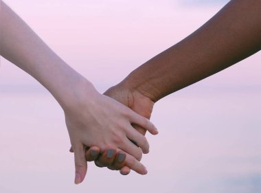 Farklı ırktan insanlar arasında ırklar arası sevgi jesti, el hareketi.