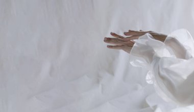 Dansçının el hareketleri, duygusal el hareketleri, dans, el hareketleri.