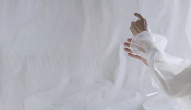 Dansçının el hareketleri, duygusal el hareketleri, dans, el hareketleri.