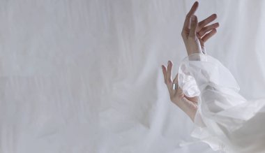 Dansçının el hareketleri, duygusal el hareketleri, dans, el hareketleri.