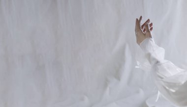 Dansçının el hareketleri, duygusal el hareketleri, dans, el hareketleri.