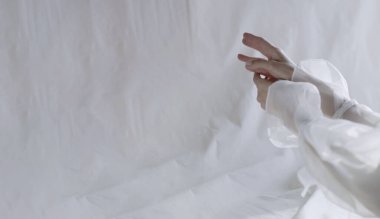 Dansçının el hareketleri, duygusal el hareketleri, dans, el hareketleri.