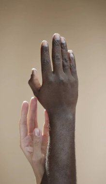 Farklı ırktan insanlar arasında ırklar arası sevgi jesti, el hareketi.