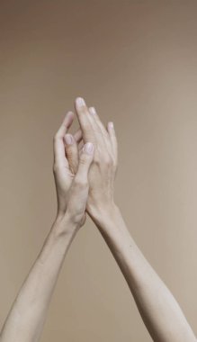 Farklı ırktan insanlar arasında ırklar arası sevgi jesti, el hareketi.