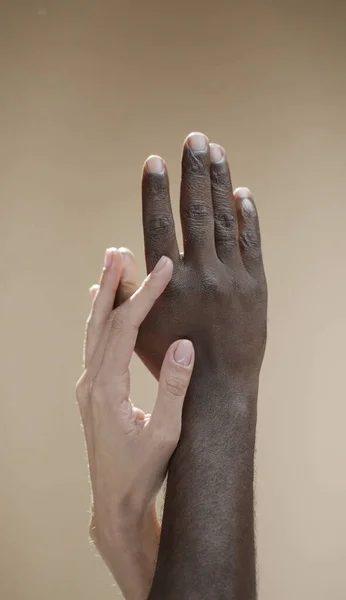 異人種間の手の組合 異なる人種間の愛のジェスチャー 手のジェスチャー — ストック写真