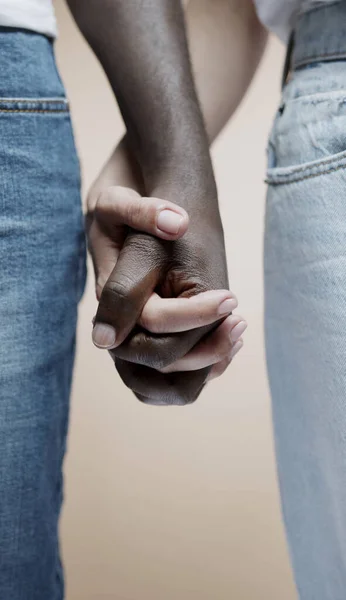 Unión Interracial Manos Gesto Amor Entre Personas Diferentes Razas Gesto — Foto de Stock