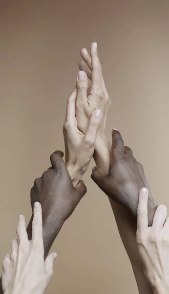 União Inter Racial Mãos Gesto Amor Entre Pessoas Raças Diferentes — Fotografia de Stock