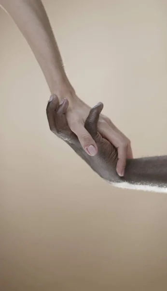 Unión Interracial Manos Gesto Amor Entre Personas Diferentes Razas Gesto — Foto de Stock