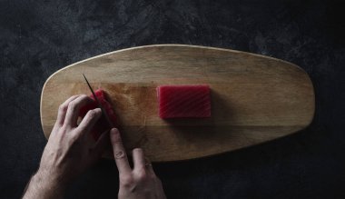 Geleneksel taze somon filetosu ve çakıl, arka planda siyah bir tahta üzerinde kopya için yer olarak sunuluyor, Siyah Taş Arkaplanda Somon Fileti. Kalın Kırmızı Alabalık