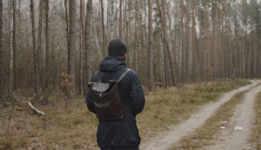 Ordesa 'nın ulusal parkında yürüyün ve Huesca, Aragon, İspanya' da bulunan kayıp dağda ormanda yürüyün.