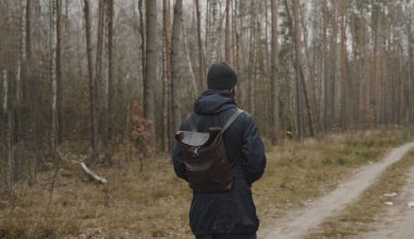 Ordesa 'nın ulusal parkında yürüyün ve Huesca, Aragon, İspanya' da bulunan kayıp dağda ormanda yürüyün.