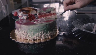 Kremalı ve meyveli lezzetli çikolatalı pasta.