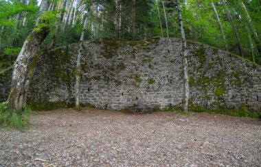 Horseshoe Çeşmesi Canfrac Estacion, Huesca 'da Col de Thieves yolunda yer almaktadır.