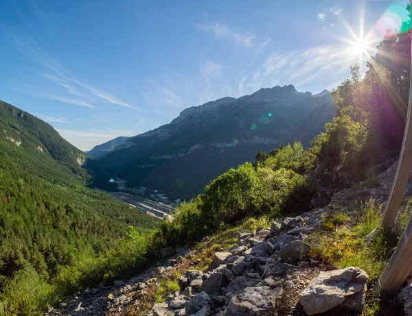 Prachtig Berglandschap Met Bergen Blauwe Lucht — Stockfoto