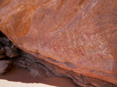 Tarih öncesi kaya resimleri ve Sahra Çölü 'ndeki kumtaşı duvarlara Tadrart Rouge' un oymaları. Afrika Kültür Mirası.