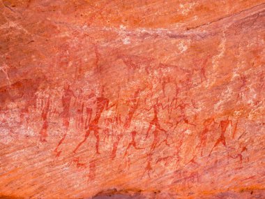 Tarih öncesi kaya resimleri ve Sahra Çölü 'ndeki kumtaşı duvarlara Tadrart Rouge' un oymaları. Afrika Kültür Mirası.