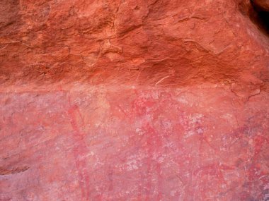 Tarih öncesi kaya resimleri ve Sahra Çölü 'ndeki kumtaşı duvarlara Tadrart Rouge' un oymaları. Afrika Kültür Mirası.