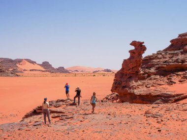 Ürdün 'de rom çölünde yürüyen turistler