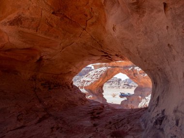 Ürdün 'deki antik Petra şehrinin kanyonunda kemer..