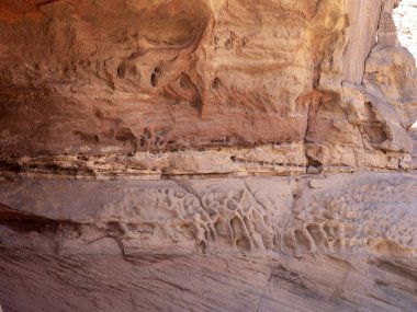 Kızıl Tadrart 'ın çöl manzarası. Mavi gökyüzünün altında kaya oluşumları ve altın kum. Cezayir Sahra 'sının doğal manzarası.