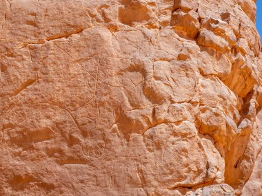 Sahra Çölü 'ndeki Red Tadrart' ın kaya resimleri. İnsan ve hayvan sahnelerini tasvir eden tarih öncesi sanat eserleri..