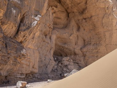 Sahra Çölü 'ndeki Red Tadrart' ın kaya resimleri. İnsan ve hayvan sahnelerini tasvir eden tarih öncesi sanat eserleri..