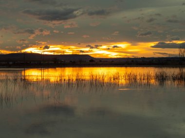 Gölde güzel bir gün batımı. doğa arkaplanı.