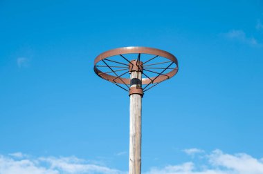 Gökyüzü arka planında mavi metal sokak lambası. sokak lambası.