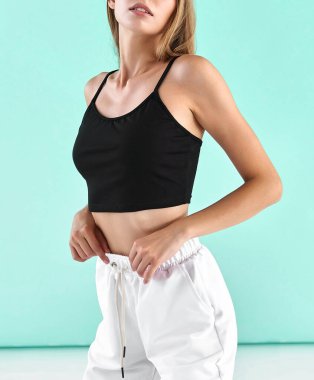 Spor kadın siyah kolsuz gömlek giyiyor. münzevi kız