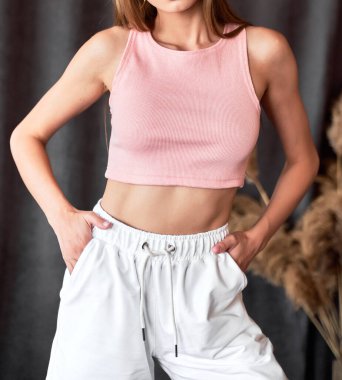 Kadınlar beyaz şortlu kırmızı başlık giyerler. Moda kız kıyafeti.