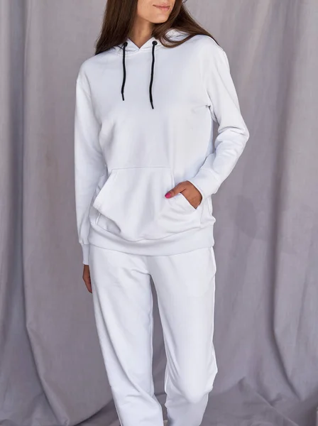 Menina Usa Traje Tecido Branco Fêmea Tem Capuz Branco Oversized — Fotografia de Stock