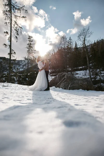 Braut Und Bräutigam Küssen Sich Winter Snowpark Frau Trägt Minimalistisches — Stockfoto