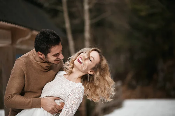 Bräutigam Und Braut Beim Spaziergang Winterlichen Waldpark Draußen Verschneiter Tag — Stockfoto