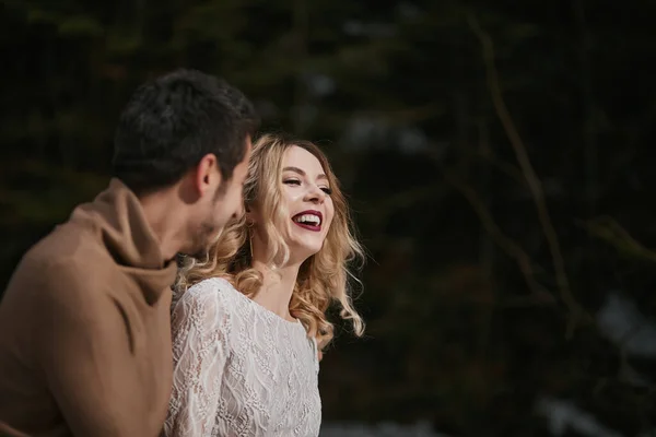 Sposo Sposa Piedi Nel Parco Forestale Invernale All Aperto Giorno — Foto Stock