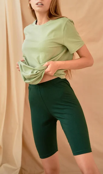 Dívka Nosí Prázdné Khaki Tričko Studio Záběr Pro Design Mokup — Stock fotografie