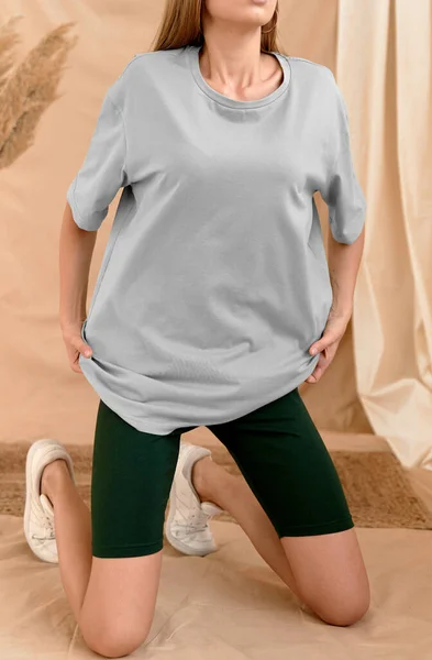 Menina Usa Camisa Cinza Branco Estúdio Mockup Para Design Roupas — Fotografia de Stock