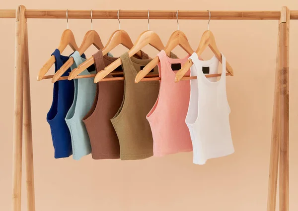 Χρώμα Βασικά Εσώρουχα Ρούχα Κρέμονται Ξύλινες Κρεμάστρες Ύφασμα Και Ύφασμα — Φωτογραφία Αρχείου