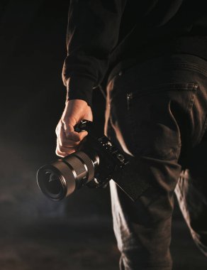 Adam kamerayı tutuyor. Video yapımcısının silueti