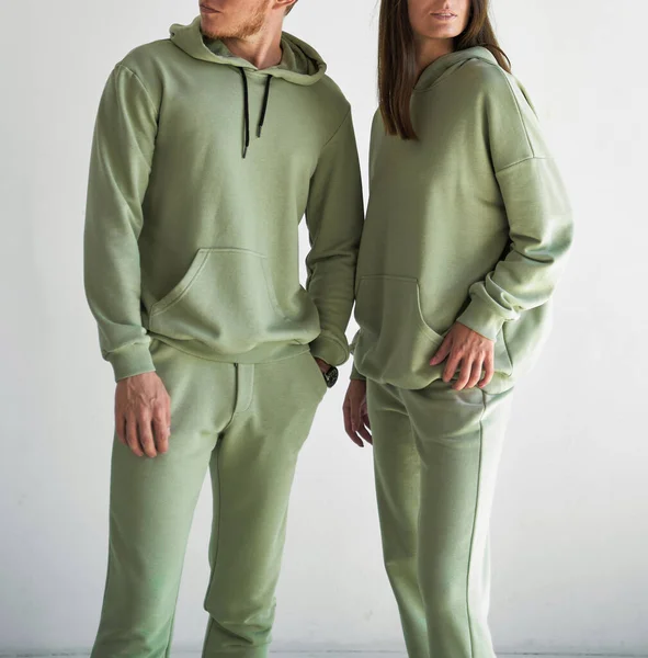 Pár Stojící Spolu Mono Barevném Sportovním Oblečení Muž Žena Nosí — Stock fotografie
