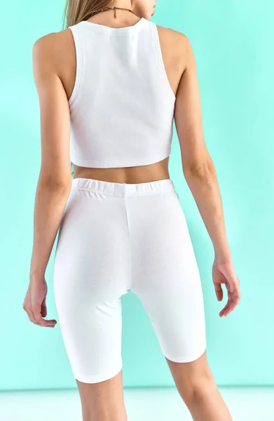 Dziewczyna Nosi Białe Obcisłe Szorty Komfort Ubrania Sportowe Temp — Zdjęcie stockowe
