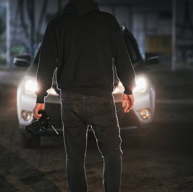 Adam kamerayı tutuyor. Video yapımcısının silueti