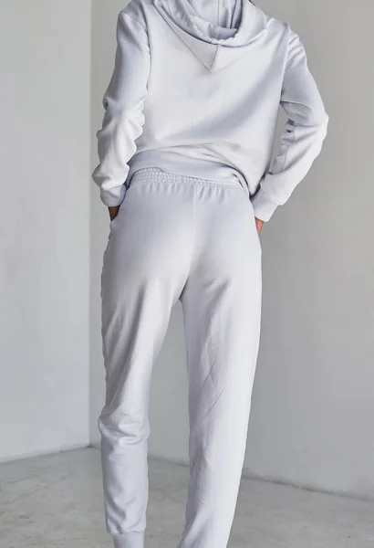 Žena Stojí Zezadu Bílých Kalhotách Sportovní Dívky Nosí Těsné Textilní — Stock fotografie