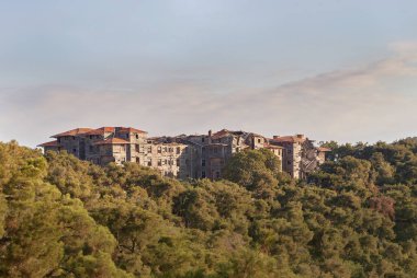 Buyukada 'da terk edilmiş unesco ahşap bir ev. Yazın ormanın ortasında prenses adaları mirası