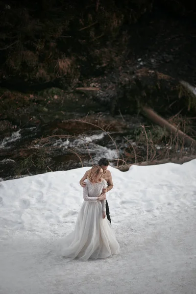 Bräutigam Und Braut Beim Spaziergang Winterlichen Waldpark Draußen Verschneiter Tag — Stockfoto