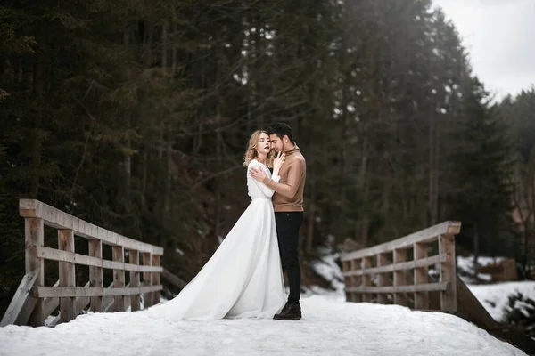 Bräutigam Und Braut Beim Spaziergang Winterlichen Waldpark Draußen Verschneiter Tag — Stockfoto